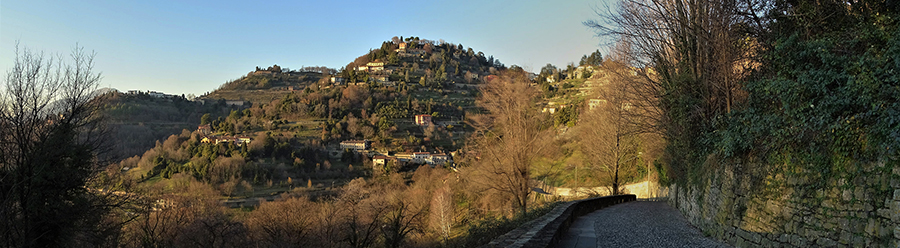 Discendendo da Via Astino al Monastero nella calda luce dell'imminente tramonto